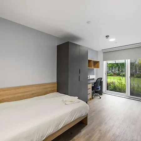 Ensuite For 2 Near *