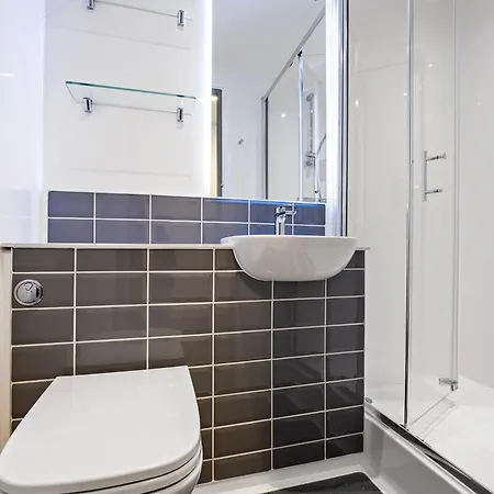 Ensuite For 2 Near