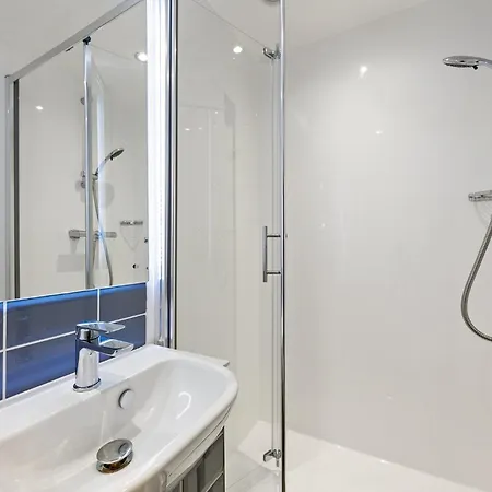 Ensuite For 2 Near *